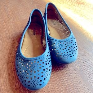 Blue “Stila” Flats, White Mountain, size 6.5 NWOT